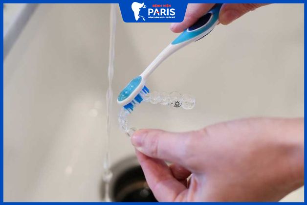 Làm thế nào để vệ sinh khay niềng đúng cách?