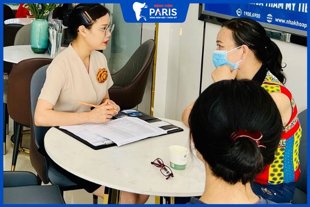 Khách hàng được tư vấn tận tình khi tới nha khoa