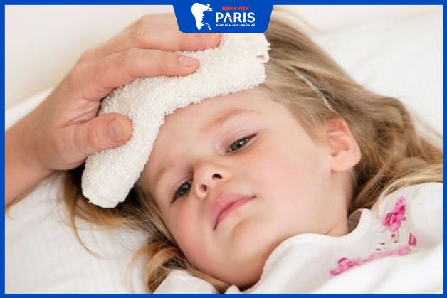 Chăm sóc trẻ sốt mọc răng ra sao?