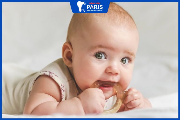 Trẻ sốt mọc răng có những dấu hiệu kèm theo nào?