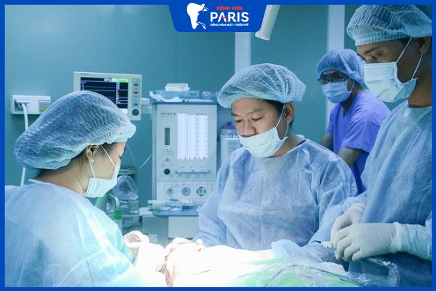 Các bác sĩ Paris trong 1 ca phẫu thuật gọt mặt trái xoan