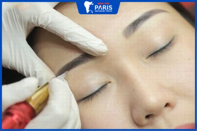 Gần giống xăm nhưng được thực hiện tỷ mẩn hơn, tạo cảm giác tự nhiên cho khuôn mày