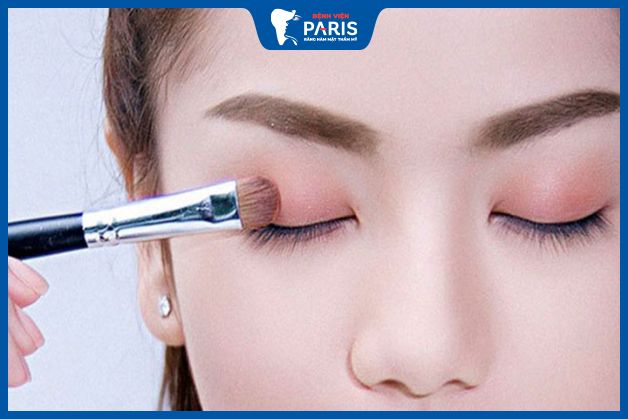 Bạn nên trang điểm nổi bật đôi mắt