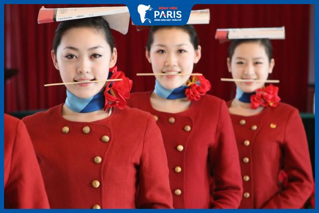 Bài tập giúp cười không hở lợi với chiếc đũa