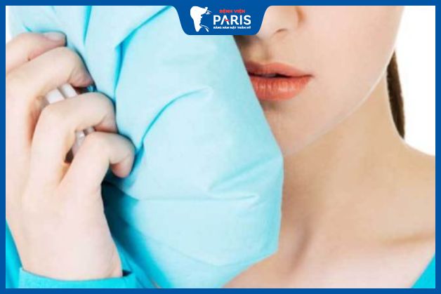 Chườm đá lạnh giúp giảm đau nhức sau khi độn cằm
