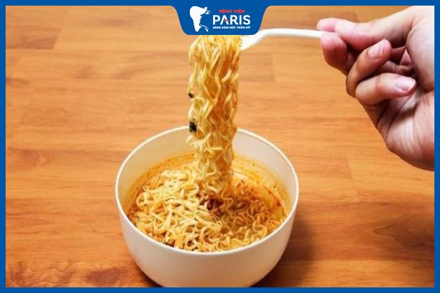 Bạn nên kiêng ăn mì trong khoảng 7 - 10 ngày sau khi độn cằm