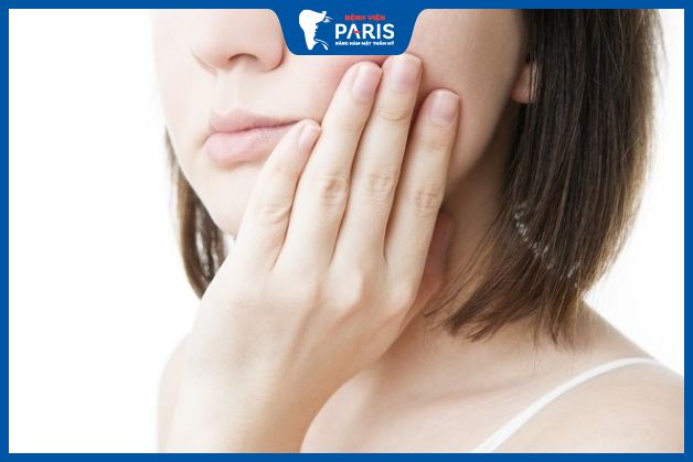 Cơn đau khi tụ dịch sau độn cằm có thể lan sang những bộ phận xung quanh